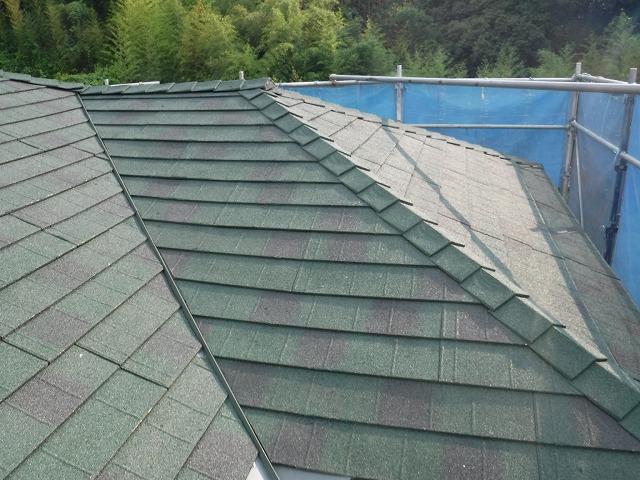 多治見市で行った屋根カバー工事で屋根の折り返しや壁との取り合い部を板金でカバー